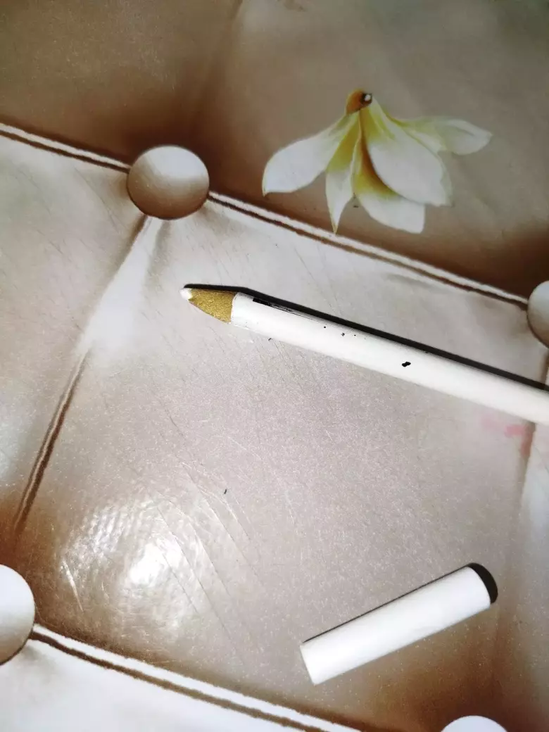 карандаш для глаз белый