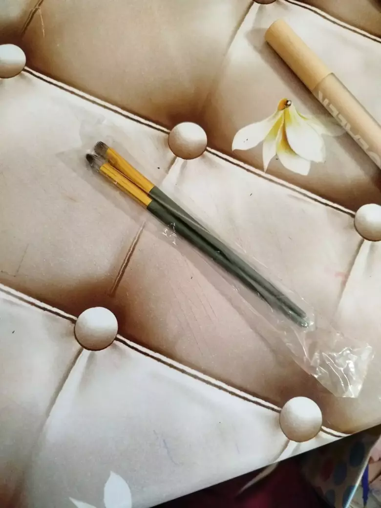 продам кисточки для макияжа (недорого 2шт)