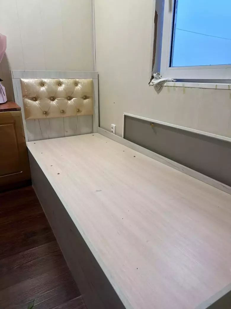 Krovat sotiladi matrasi bilan