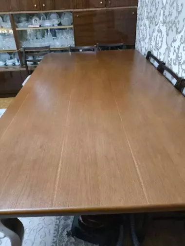 Большой деревянный обеденный стол (массив/шпон)