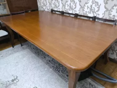 Большой деревянный обеденный стол (массив/шпон)