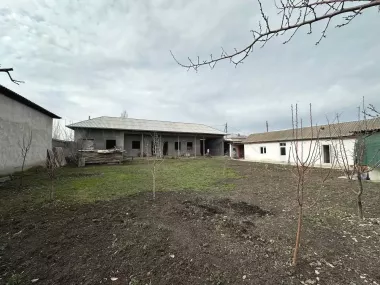 продаю половину своего участка с построенной коробкой в отличном состоянии