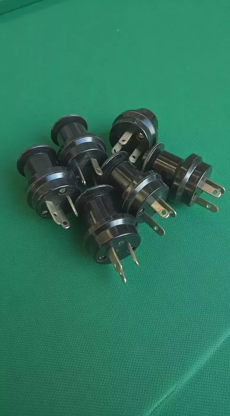 Вилка трехполюсная с плоскими контактами СССР