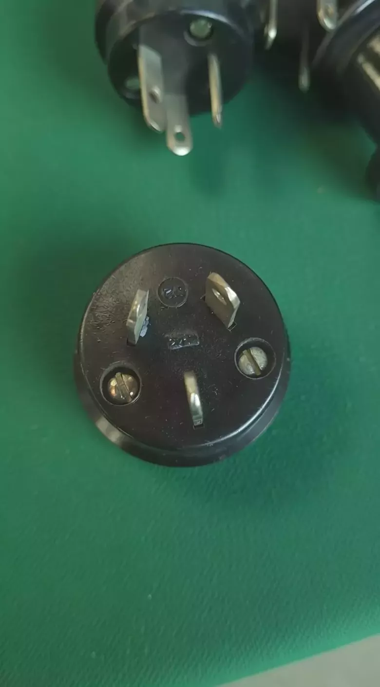 Вилка трехполюсная с плоскими контактами СССР