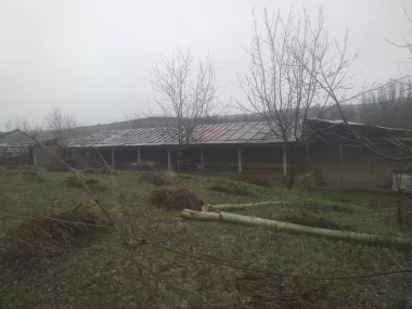 В Курортно-Туристической зоне с шикарным видом на горы. В черте города Паркента.