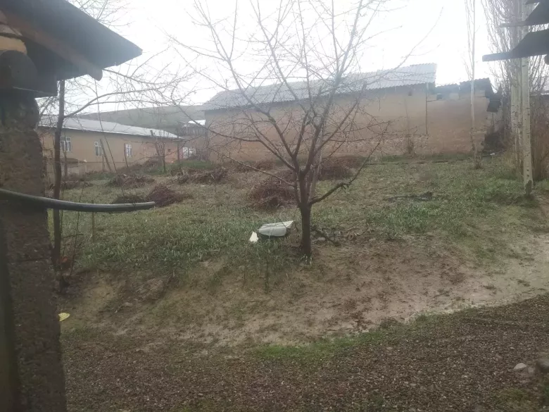 В Курортно-Туристической зоне с шикарным видом на горы. В черте города Паркента.