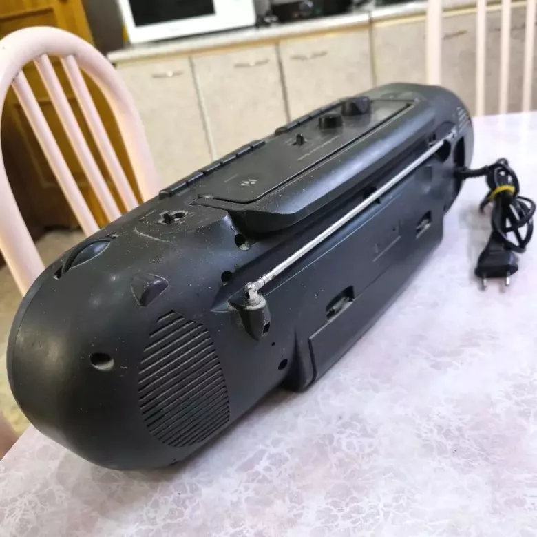 Магнитола Philips AW7250 — ретро бумбокс в рабочем состоянии