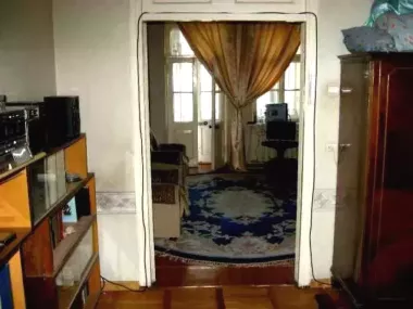 2—кoмнaтнaя, нa 2 этaже 4—этажнoгo дoмa, пo ул. Шoтa Руcтавели