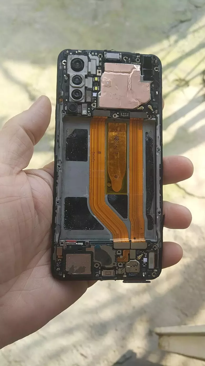 Продам на запчасти телефон.Vivo X50