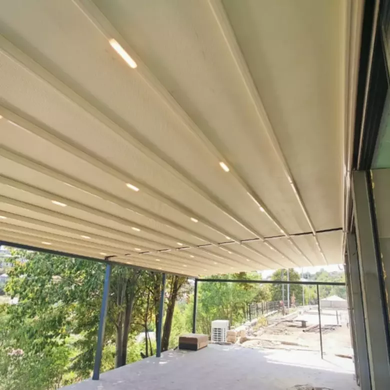 Motorli to'xtatilgan pergola tizimi Подвесная система перголы автомат
