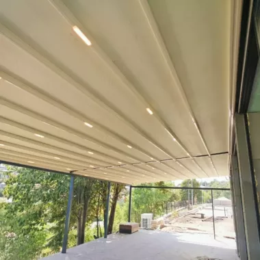 Motorli to'xtatilgan pergola tizimi Подвесная система перголы автомат