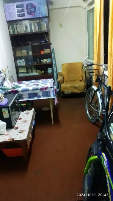 Продаётся в среднем состояние квартира