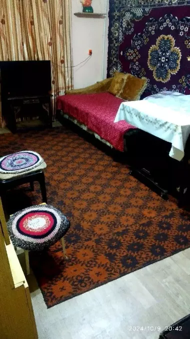 Продаётся в среднем состояние квартира