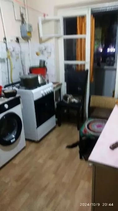 Продаётся в среднем состояние квартира