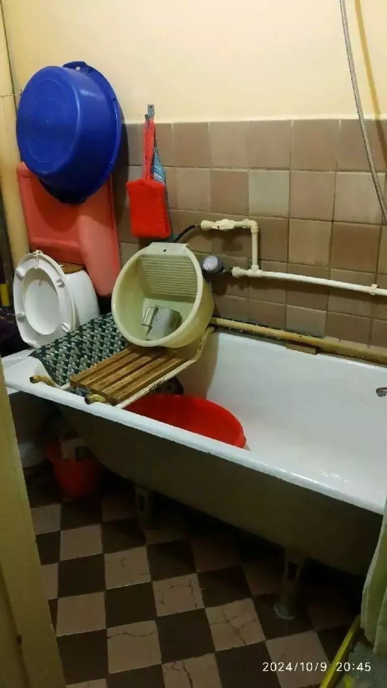 Продаётся в среднем состояние квартира