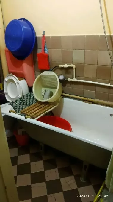 Продаётся в среднем состояние квартира