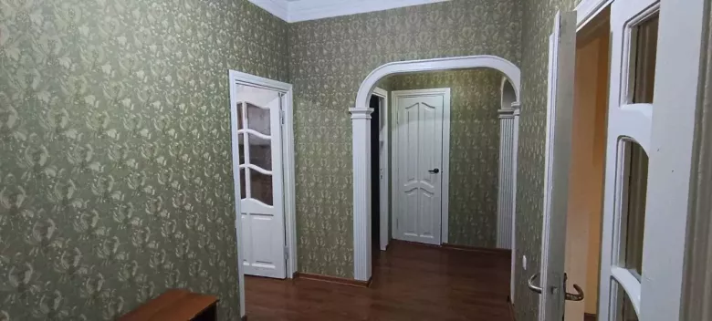 СДАЁТСЯ КВАРТИРА: 4-Х КОМНАТНАЯ (УДВОЕННЫЙ ЗАЛ). На длительный срок.