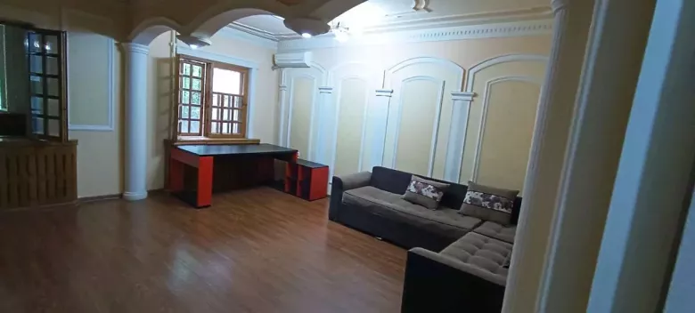 СДАЁТСЯ КВАРТИРА: 4-Х КОМНАТНАЯ (УДВОЕННЫЙ ЗАЛ). На длительный срок.