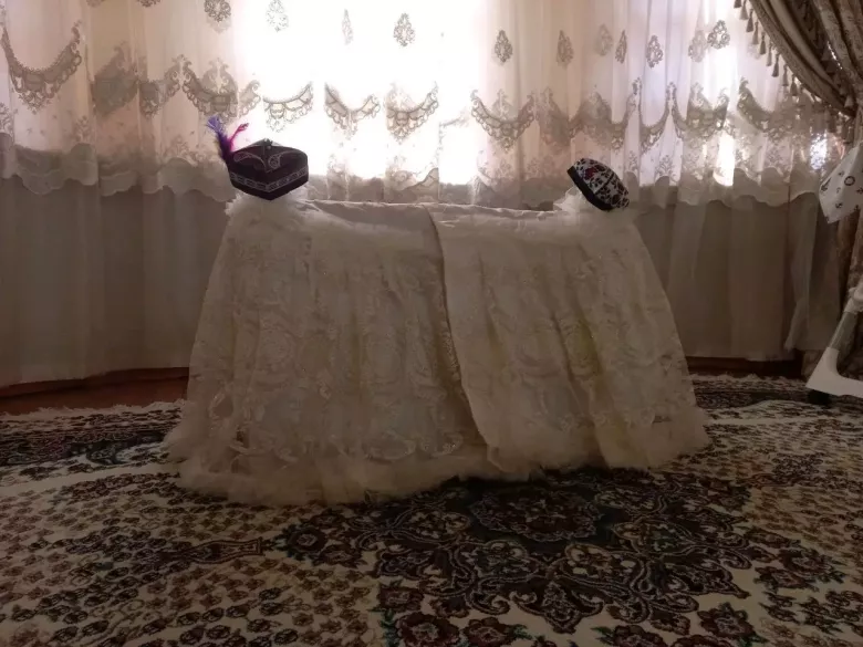 beshik yengi ichidi ustidi bezaklari bilan birga, sovg'aga stulik kormyashka — 2/4