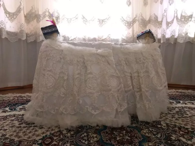 beshik yengi ichidi ustidi bezaklari bilan birga, sovg'aga stulik kormyashka — 1/4