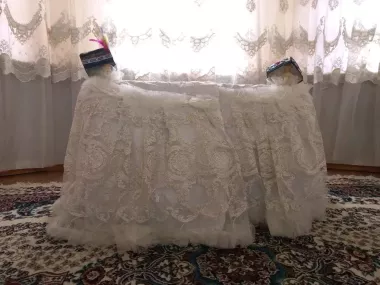 beshik yengi ichidi ustidi bezaklari bilan birga, sovg'aga stulik kormyashka