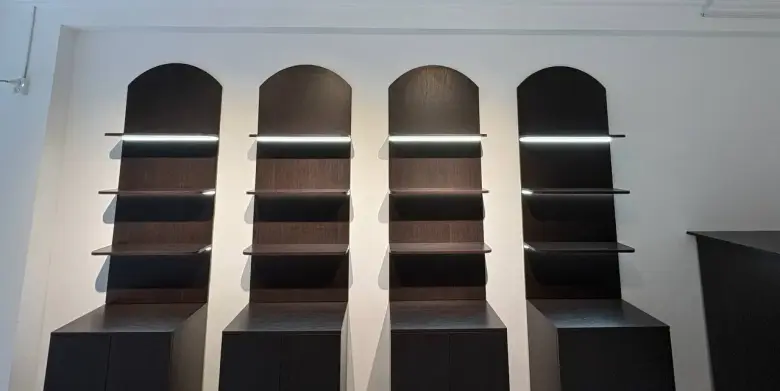 Стеллажи-витрины с подсветкой для магазина — 1/2