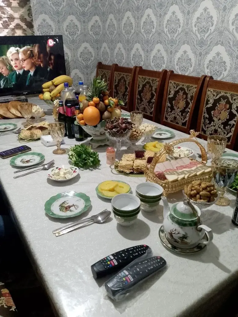 Продам стол с комплектом из 12 стульев. В хорошем состоянии. — 1/4