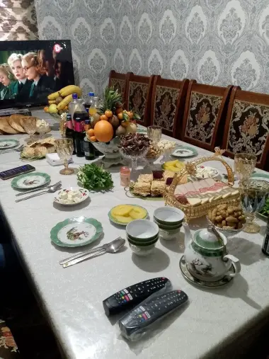 Продам стол с комплектом из 12 стульев. В хорошем состоянии.