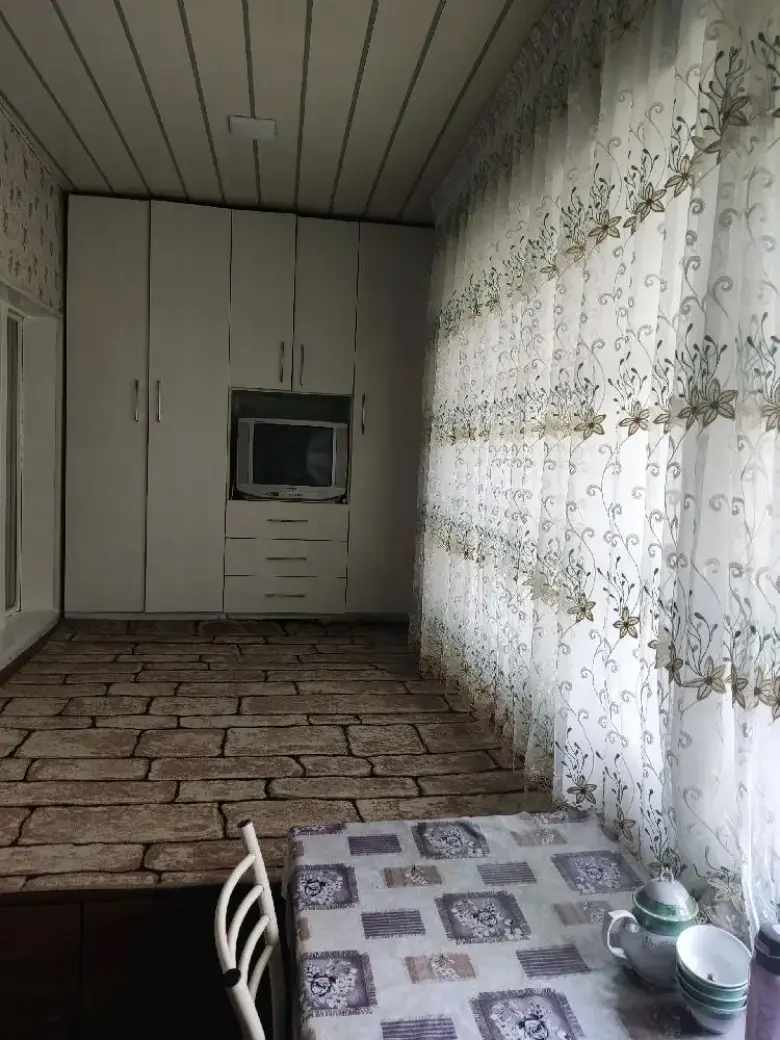 Uchtepa tumani 26 mavzeda dom sotiladi 2 hona,3 hona qilingan 58 kvnaehi 74000$ — 5/8