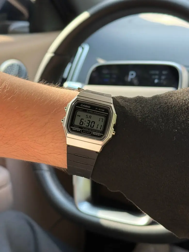 Casio F-91W — классические цифровые часы в стильном серебристом цвете с чёрным р — 3/4