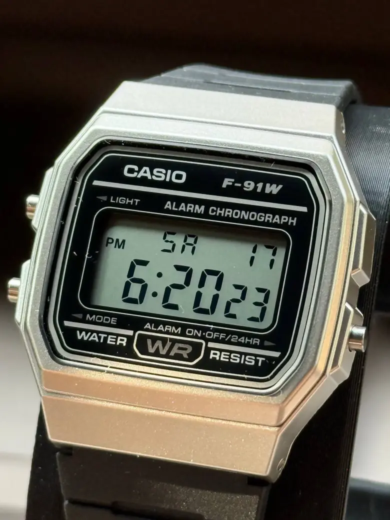 Casio F-91W — классические цифровые часы в стильном серебристом цвете с чёрным р — 2/4
