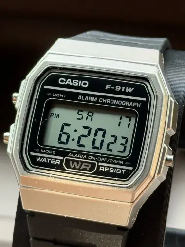 Casio F-91W — классические цифровые часы в стильном серебристом цвете с чёрным р — 2/4