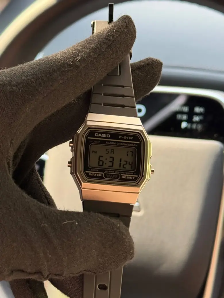 Casio F-91W — классические цифровые часы в стильном серебристом цвете с чёрным р — 4/4