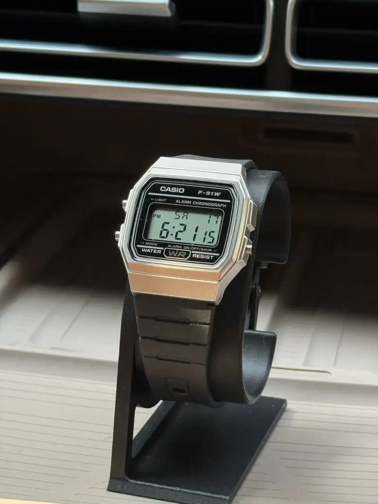 Casio F-91W — классические цифровые часы в стильном серебристом цвете с чёрным р — 1/4
