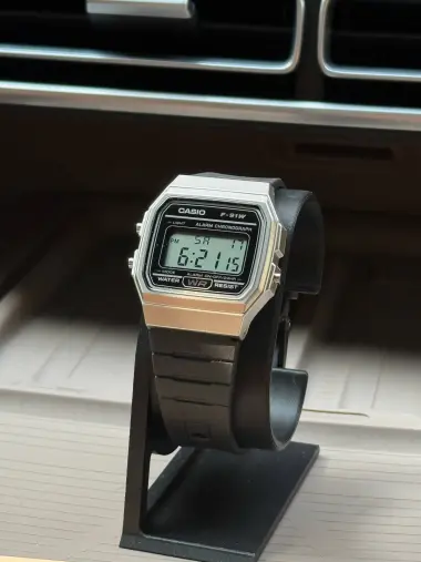 Casio F-91W — классические цифровые часы в стильном серебристом цвете с чёрным р
