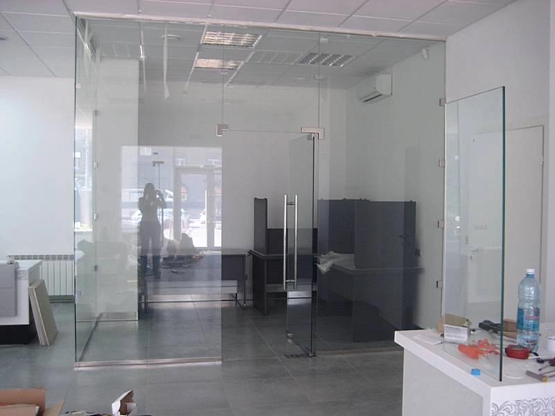 Стеклянные двери